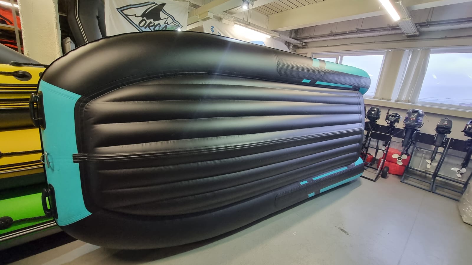 Лодка Gladiator E 420 X